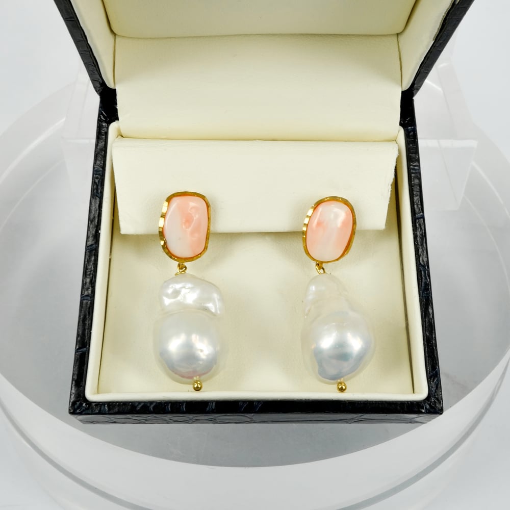 Image of Sterling silver/yellow gold baroque freshwater pear drop earrings. M3263