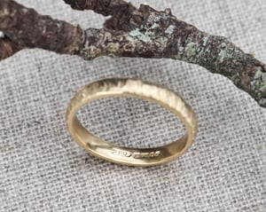 Image of 18ct Yellow gold 3mm horn texture ring - Men’s size