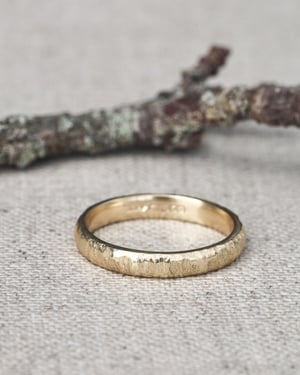 Image of 18ct Yellow gold 3mm horn texture ring - Men’s size