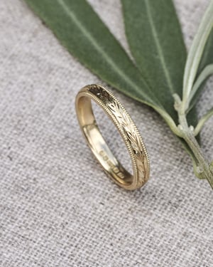 Image of 18ct yellow gold 3mm ‘Olive leaf’ and milled edge engraved ring