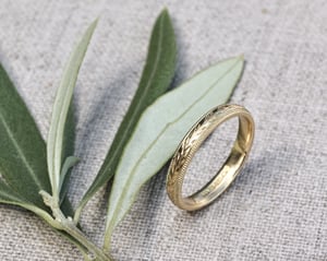 Image of 18ct yellow gold 3mm ‘Olive leaf’ and milled edge engraved ring