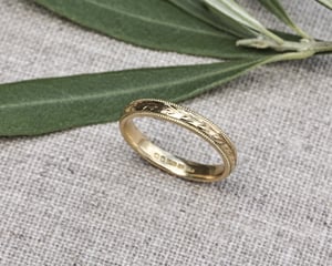 Image of 18ct yellow gold 3mm ‘Olive leaf’ and milled edge engraved ring