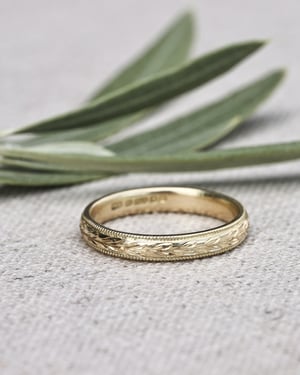 Image of 18ct yellow gold 3mm ‘Olive leaf’ and milled edge engraved ring