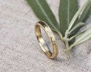 Image of 18ct yellow gold 3mm ‘Olive leaf’ and milled edge engraved ring