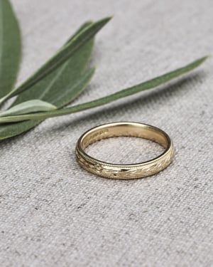 Image of 18ct yellow gold 3mm ‘Olive leaf’ and milled edge engraved ring