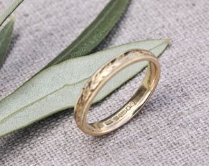 Image of 18ct yellow gold 3mm ‘Olive leaf’ and milled edge engraved ring