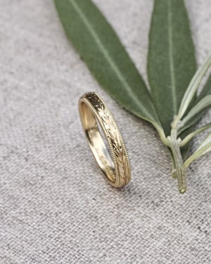 Image of 18ct yellow gold 3mm ‘Olive leaf’ and milled edge engraved ring