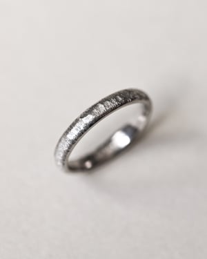 Image of Platinum 3mm horn texture ring