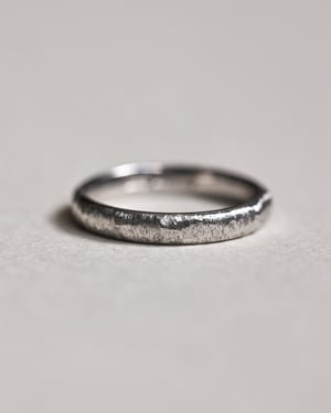 Image of Platinum 3mm horn texture ring