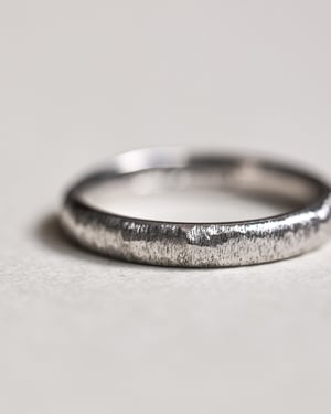 Image of Platinum 3mm horn texture ring