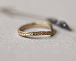 Image of 18ct Yellow gold, 2mm flat court laurel leaf and milled edge engraved wishbone ring