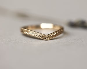 Image of 18ct Yellow gold, 2mm flat court laurel leaf and milled edge engraved wishbone ring