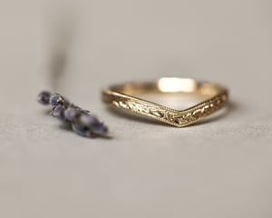 Image of 18ct Yellow gold, 2mm flat court laurel leaf and milled edge engraved wishbone ring