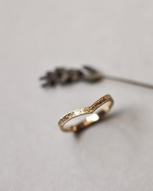 Image of 18ct Yellow gold, 2mm flat court laurel leaf and milled edge engraved wishbone ring