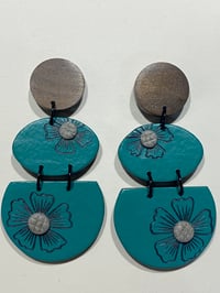 Flower Carving with Blackheart Sassafras Studs