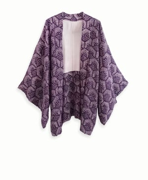 Image of Kort kimono dame af silk, blommefarvet med prikmønster