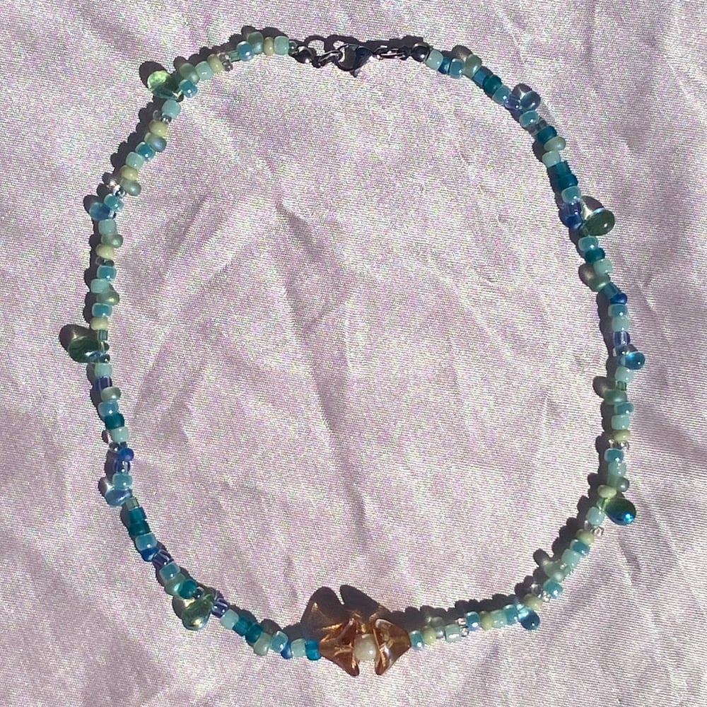 Image of sea shell necklaces (white center)