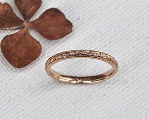 Image of 18ct Rose gold 2mm laurel leaf and milled edge engraved ring