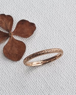 Image of 18ct Rose gold 2mm laurel leaf and milled edge engraved ring