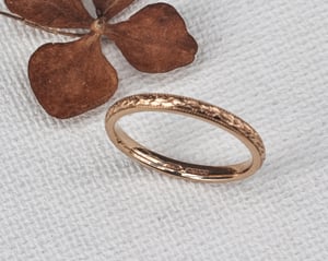 Image of 18ct Rose gold 2mm laurel leaf and milled edge engraved ring