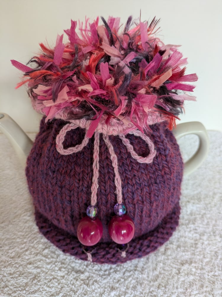 Image of a medium DEEP PINK GO ON! tea cosie