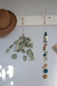 Image 3 of Suspension piléa porte-bonheur en laine feutrée