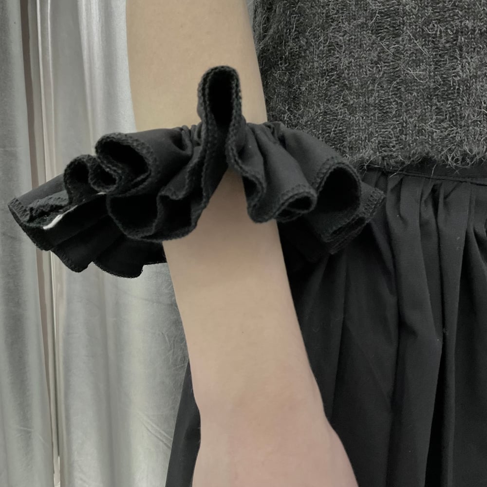 Ruffled cotton black scrunchie 