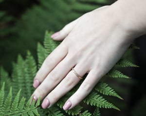 Image of 18ct gold 2mm laurel leaf carved ring