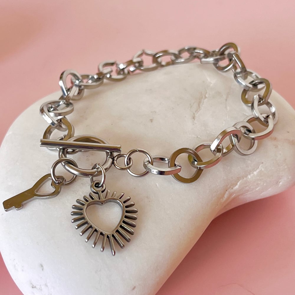 Image of Chunky Circular Chain Bracelet with Spiky Heart and Key Charms