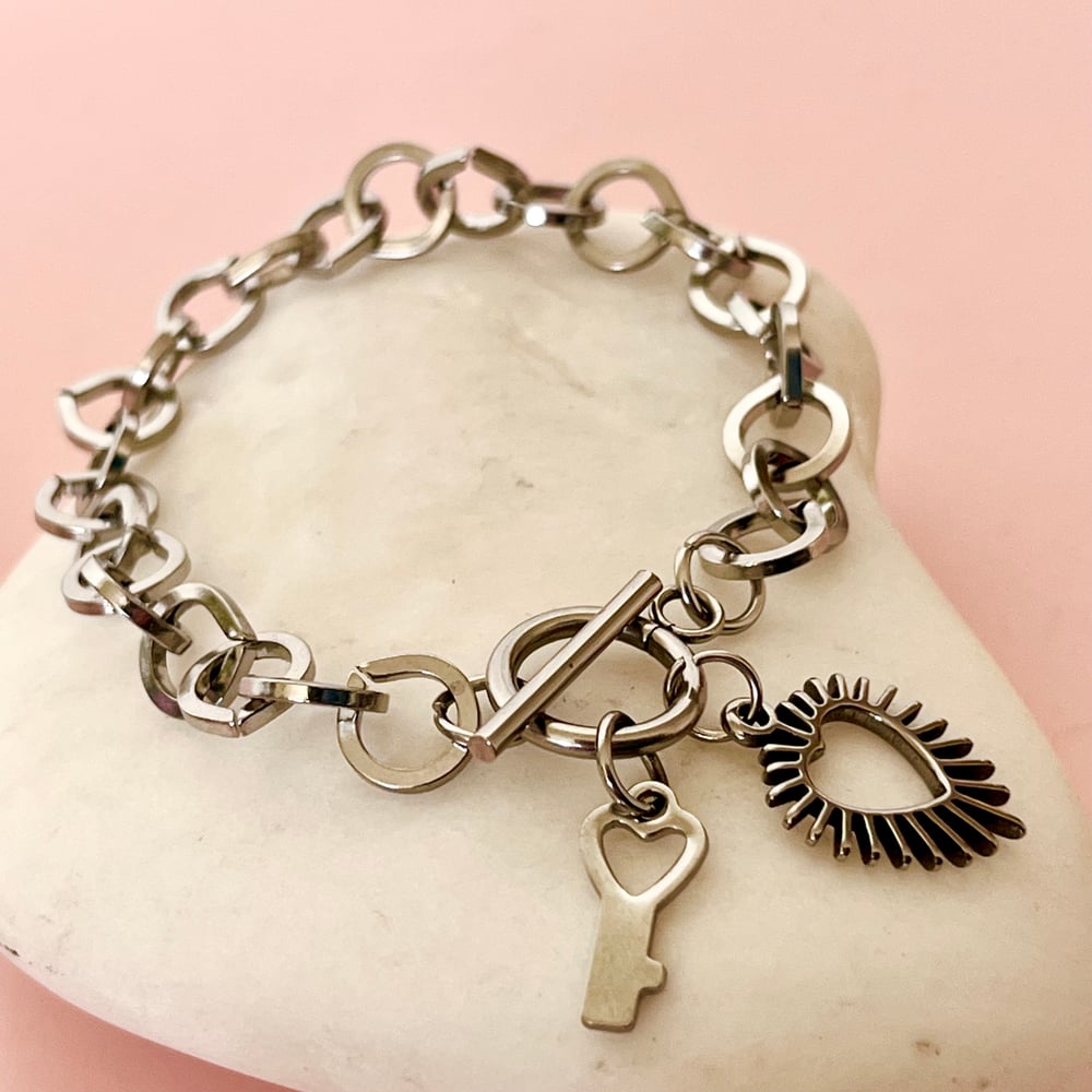 Image of Chunky Circular Chain Bracelet with Spiky Heart and Key Charms