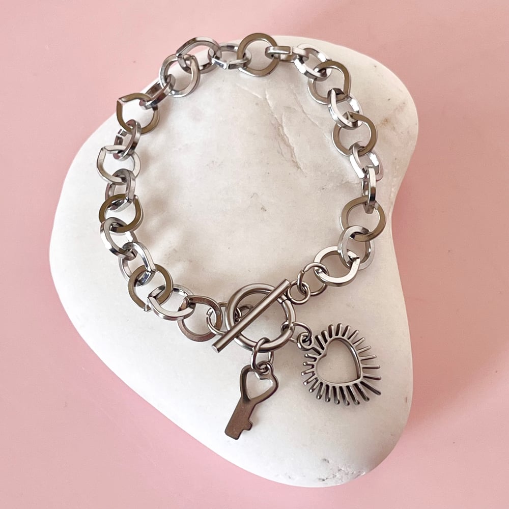 Image of Chunky Circular Chain Bracelet with Spiky Heart and Key Charms