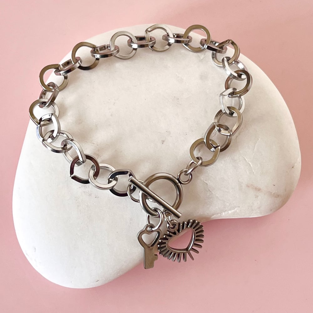 Image of Chunky Circular Chain Bracelet with Spiky Heart and Key Charms