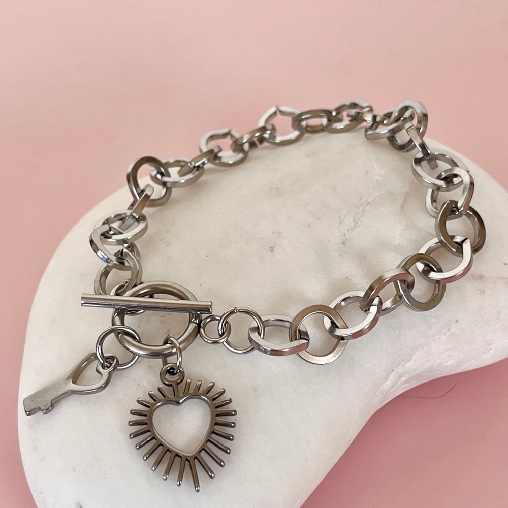 Image of Chunky Circular Chain Bracelet with Spiky Heart and Key Charms