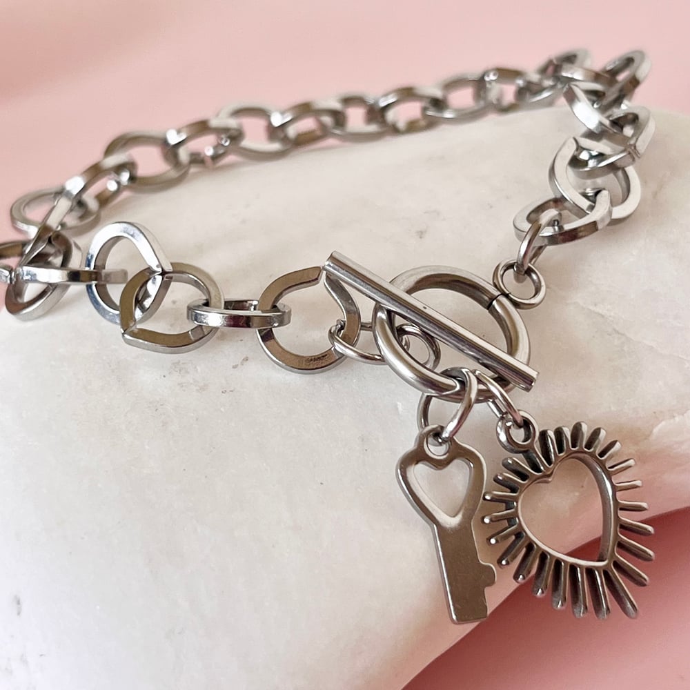 Image of Chunky Circular Chain Bracelet with Spiky Heart and Key Charms