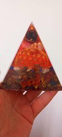 Image 2 of Pyramide énergétique rouge pour l'ancrage et la Protection 