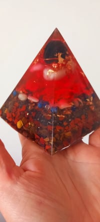 Image 4 of Pyramide énergétique rouge pour l'ancrage et la Protection 