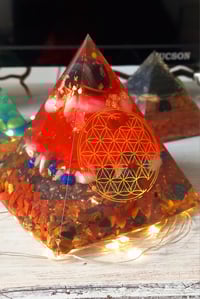 Image 1 of Pyramide énergétique rouge pour l'ancrage et la Protection 