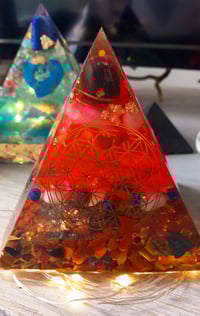 Image 5 of Pyramide énergétique rouge pour l'ancrage et la Protection 