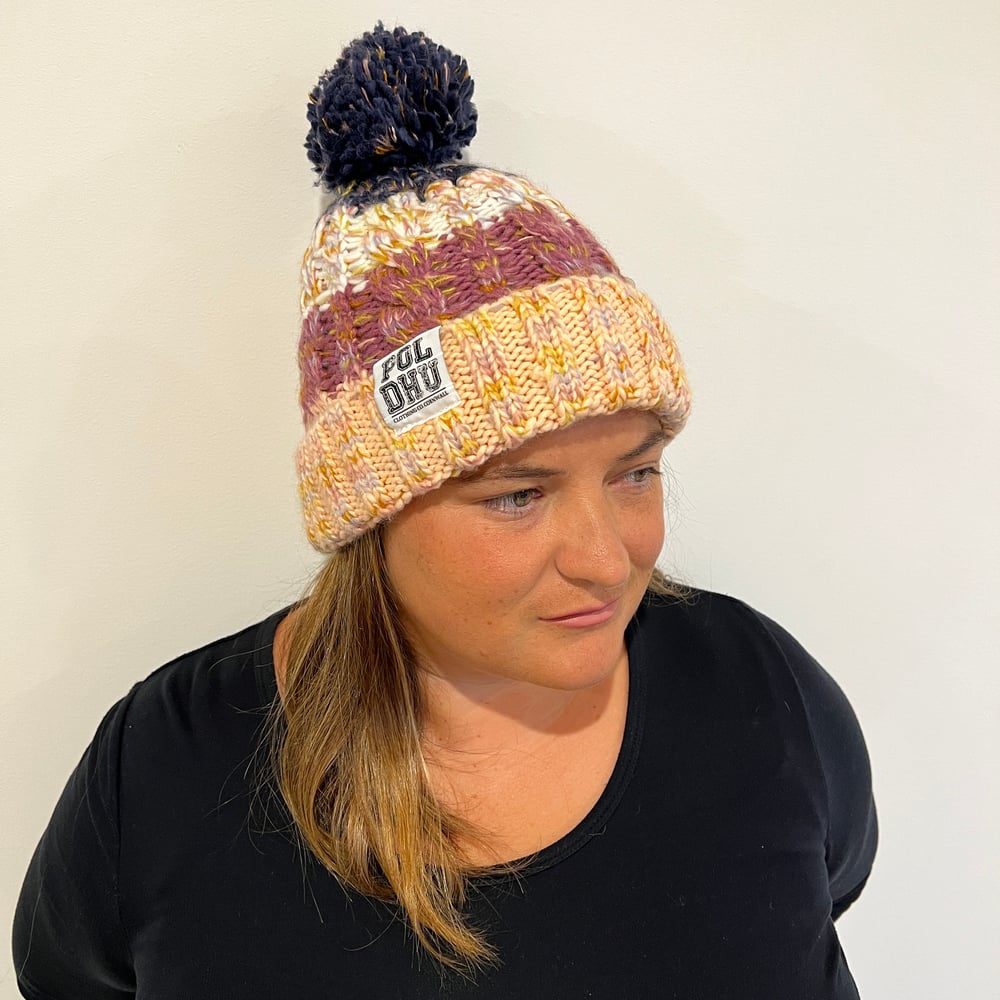 PEACH CHUNKY KNIT BOBBLE HAT - COSY LINING