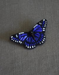 Image 1 of "Le Monarque" - Mini Brooch (blue)