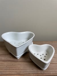 Image of 2 faisselles cœur porcelaine