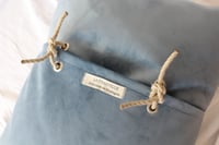 Image 3 of Coussin velours et coraux
