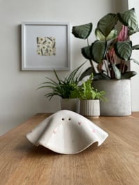 Image 1 of Ceramic ghost tea light | hearts | off-white, gloss 