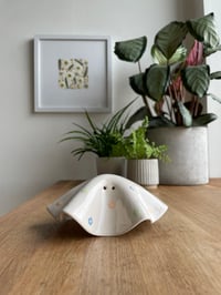 Image 1 of Ceramic ghost tea light | multicolour flowers | off-white, gloss 