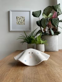 Image 2 of Ceramic ghost tea light | multicolour flowers | off-white, gloss 