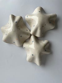 Image 4 of Ceramic ghost tea light | multicolour flowers | off-white, gloss 