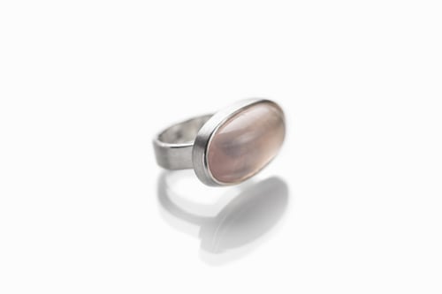 Image of "Love conquers..." silver ring with rose quartz · OMNIA VINCIT AMOR ·