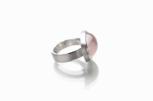 Image of "Love conquers..." silver ring with rose quartz · OMNIA VINCIT AMOR ·