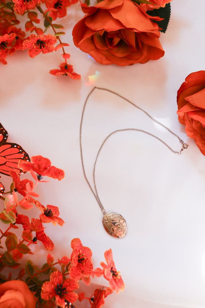 Image of Silver Swirling Vine Locket 