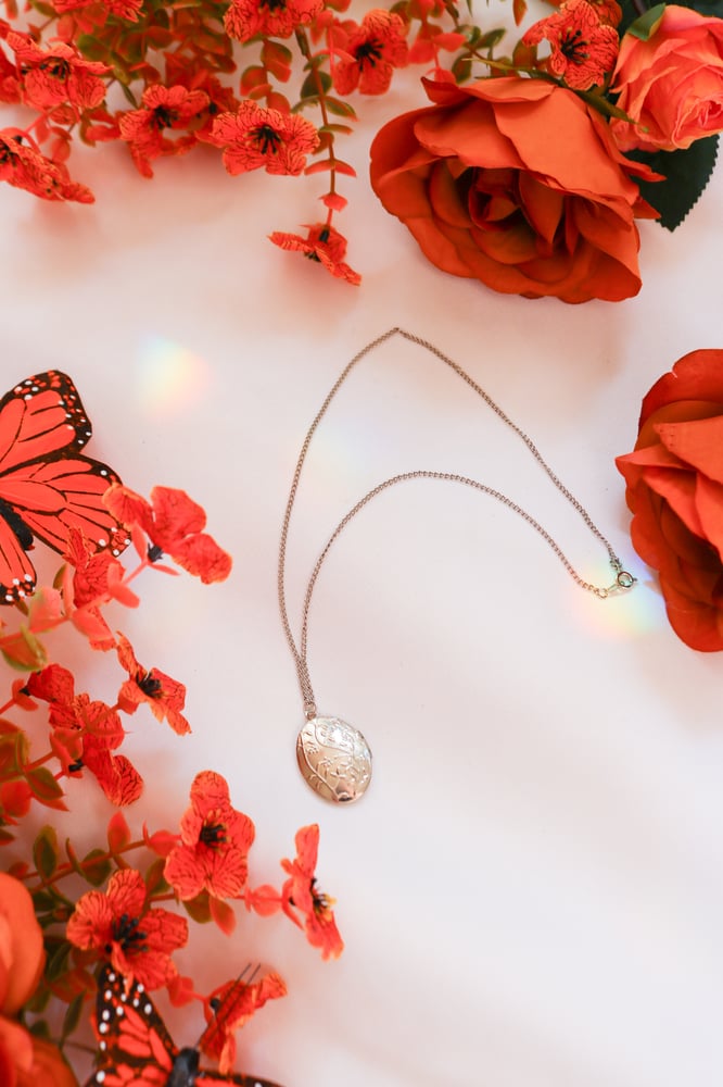 Image of Silver Swirling Vine Locket 
